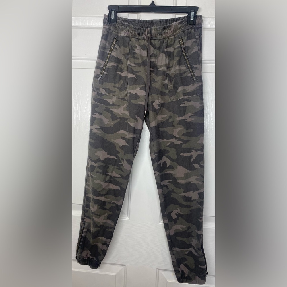 Athleta Farallon Jogger Pant Women's Size 2 Zip Ankle & Pocket Camo Camouflage